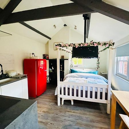 Tiny Romantic Retreat With Hot Tub On A Country Estate Near Cardigan Bay In Eryri Snowdonia Llanbedr  Eksteriør bilde