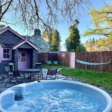 Tiny Romantic Retreat With Hot Tub On A Country Estate Near Cardigan Bay In Eryri Snowdonia Llanbedr  Eksteriør bilde