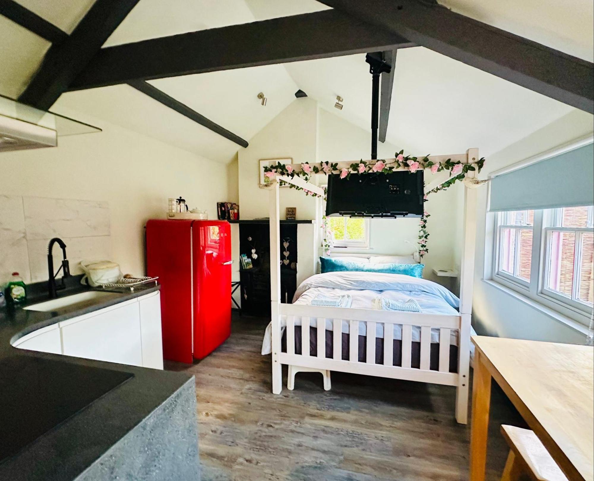 Tiny Romantic Retreat With Hot Tub On A Country Estate Near Cardigan Bay In Eryri Snowdonia Llanbedr  Eksteriør bilde