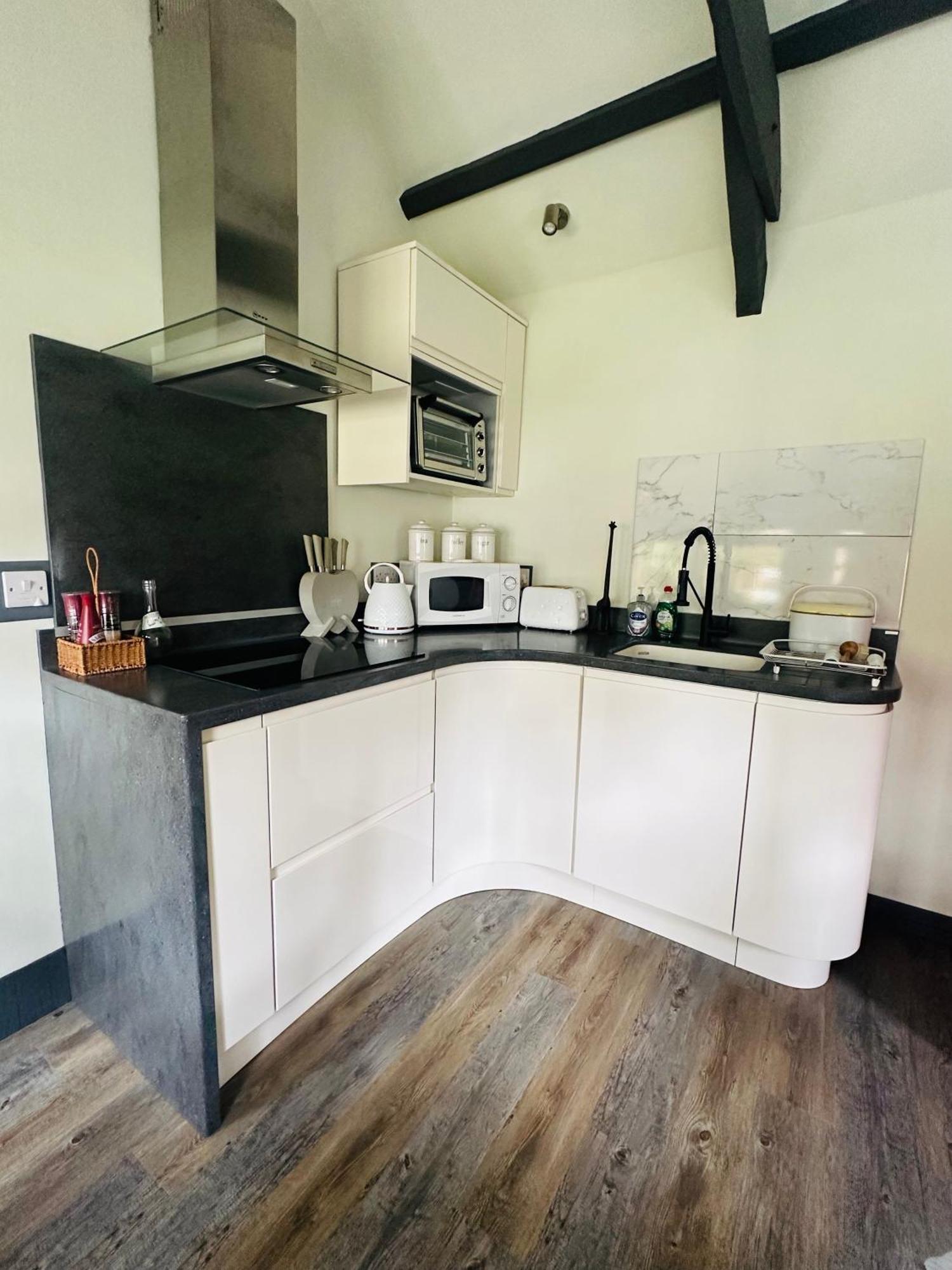 Tiny Romantic Retreat With Hot Tub On A Country Estate Near Cardigan Bay In Eryri Snowdonia Llanbedr  Eksteriør bilde