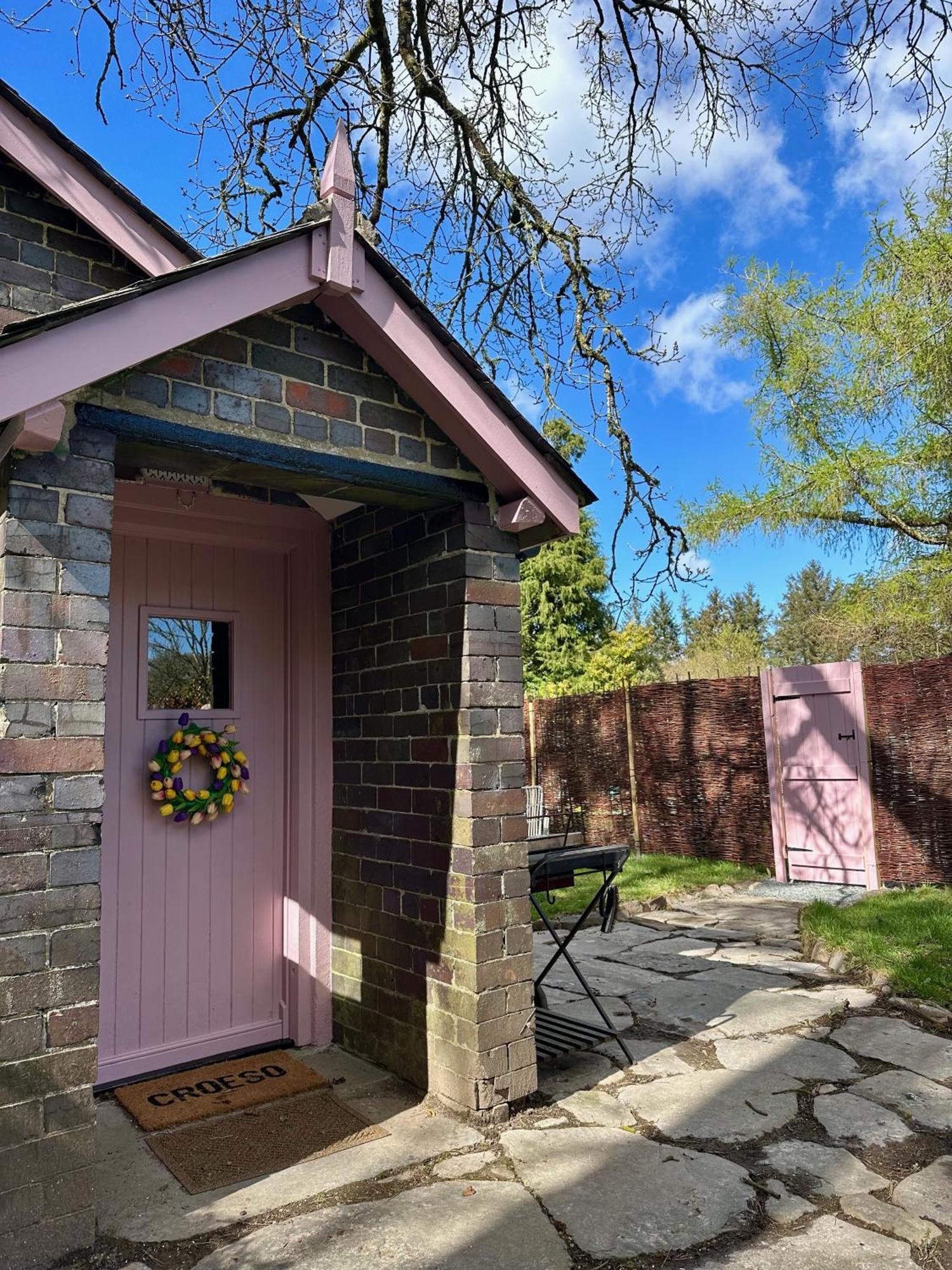 Tiny Romantic Retreat With Hot Tub On A Country Estate Near Cardigan Bay In Eryri Snowdonia Llanbedr  Eksteriør bilde