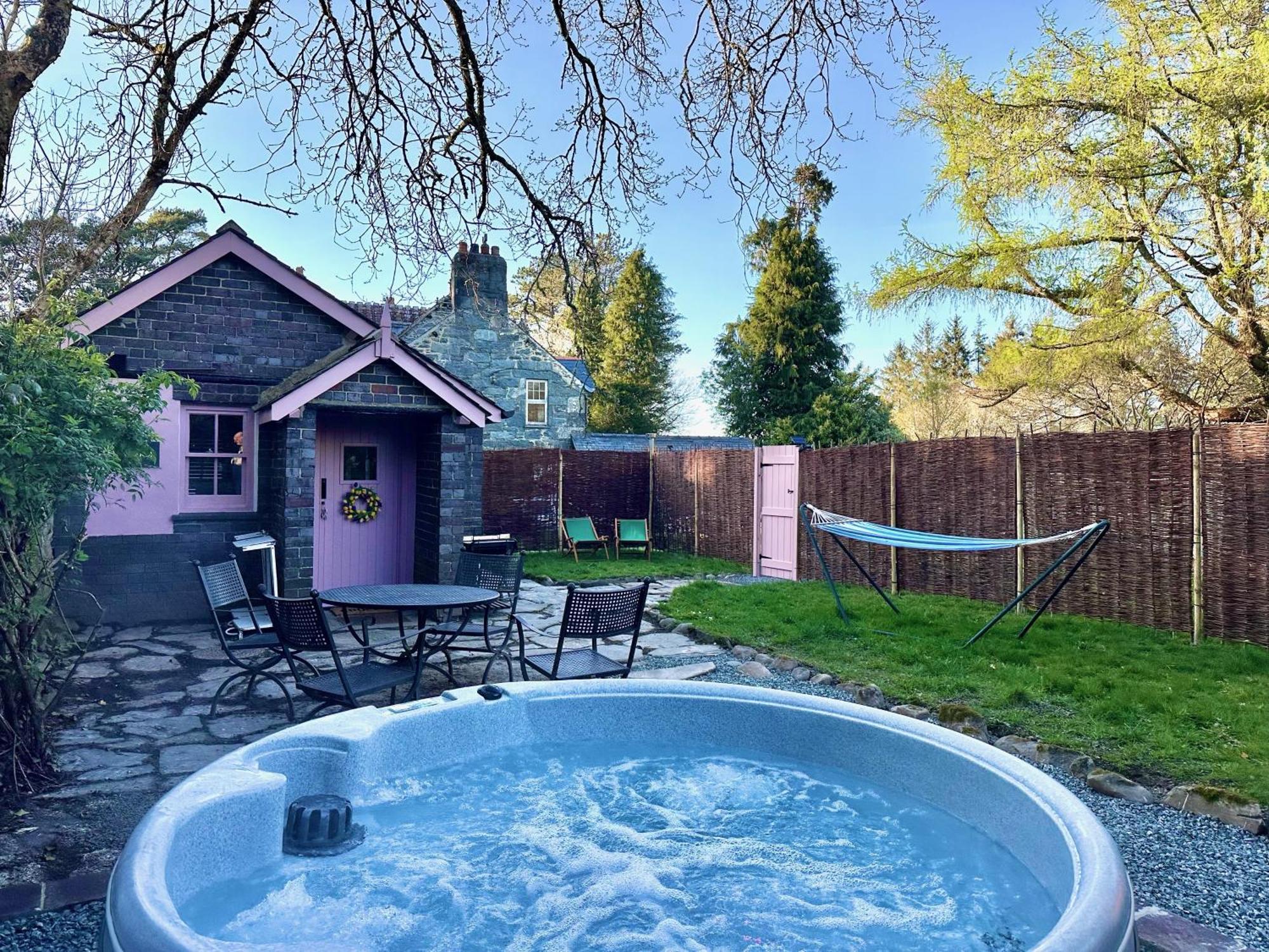 Tiny Romantic Retreat With Hot Tub On A Country Estate Near Cardigan Bay In Eryri Snowdonia Llanbedr  Eksteriør bilde