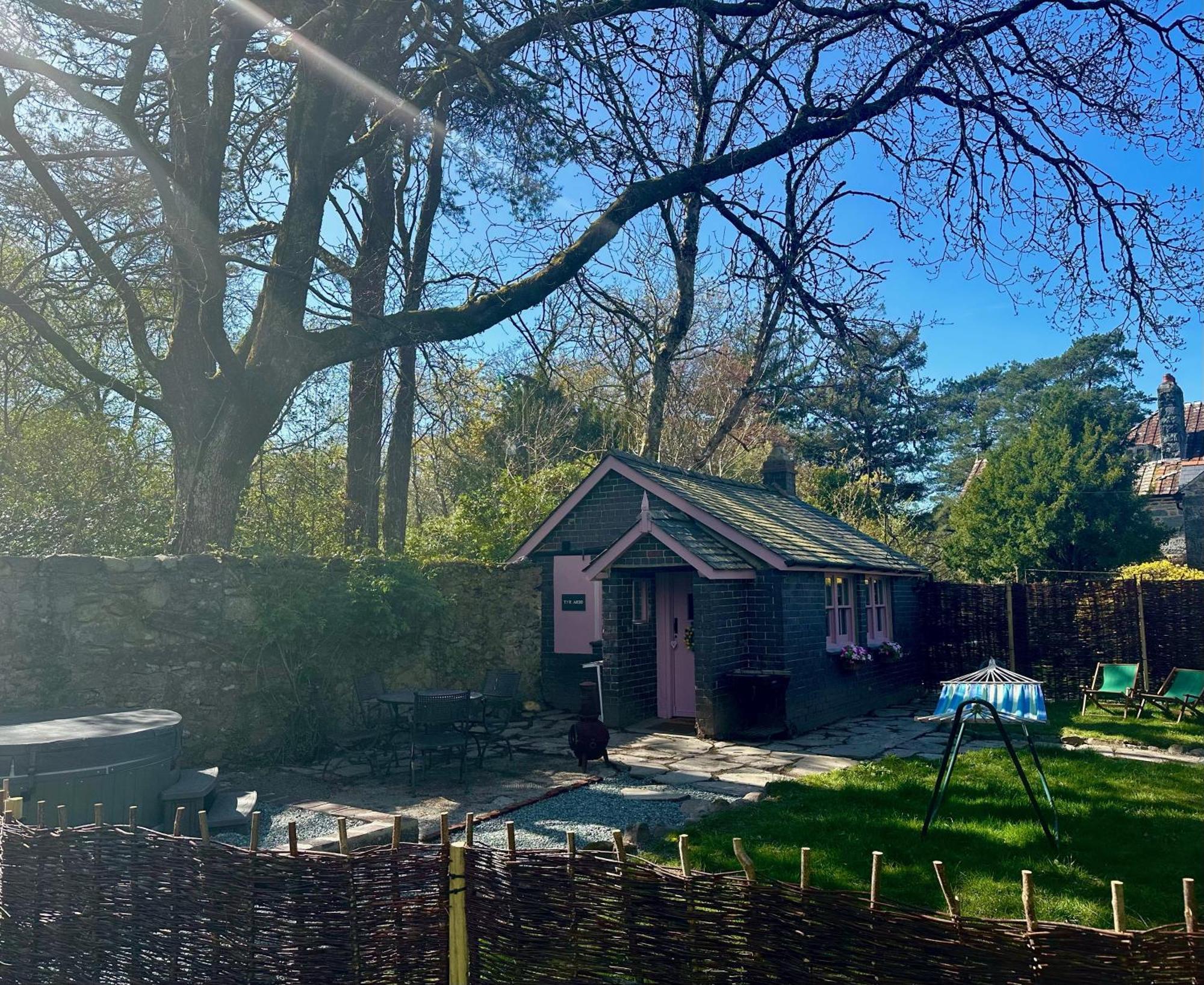 Tiny Romantic Retreat With Hot Tub On A Country Estate Near Cardigan Bay In Eryri Snowdonia Llanbedr  Eksteriør bilde