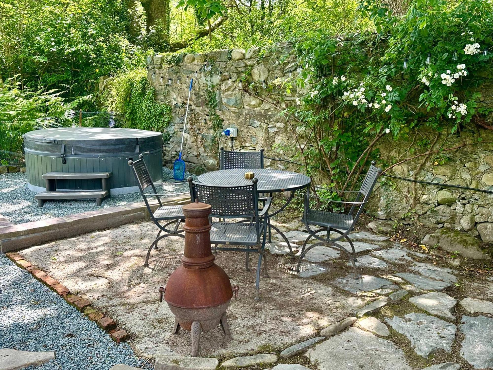 Tiny Romantic Retreat With Hot Tub On A Country Estate Near Cardigan Bay In Eryri Snowdonia Llanbedr  Eksteriør bilde